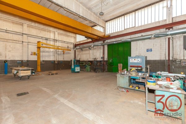 capannone in vendita a Turate