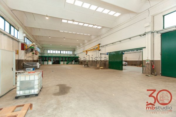 capannone in vendita a Turate