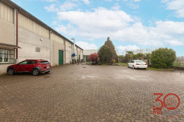 capannone in vendita a Turate