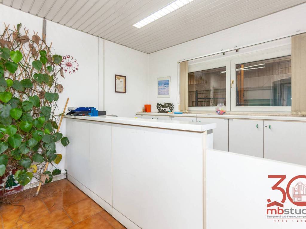 locale commerciale in vendita a Turate