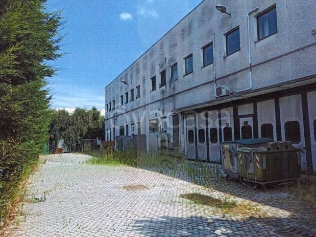 locale commerciale in vendita a Turate