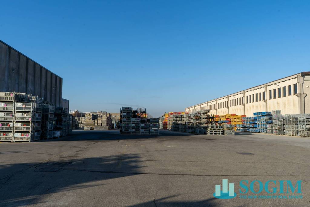 capannone in vendita a Turate