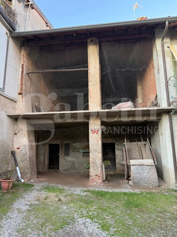 casale in vendita a Turate