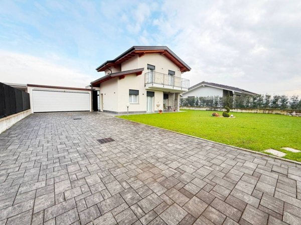 casa indipendente in vendita a Turate