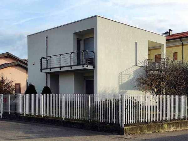 casa indipendente in vendita a Turate