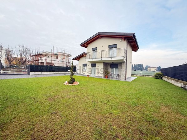 casa indipendente in vendita a Turate
