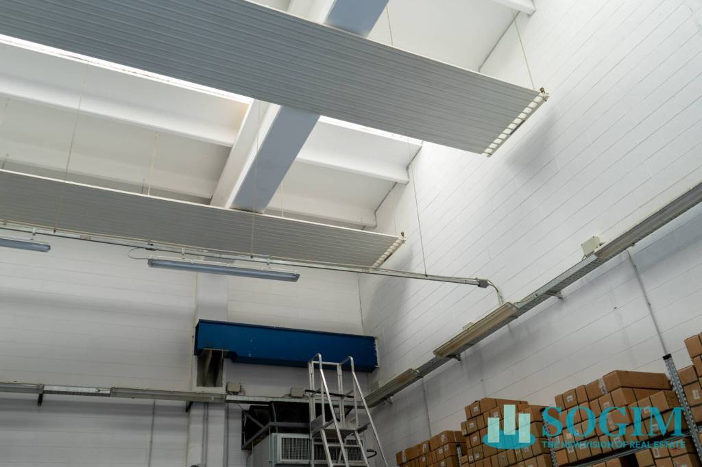 locale commerciale in vendita a Turate