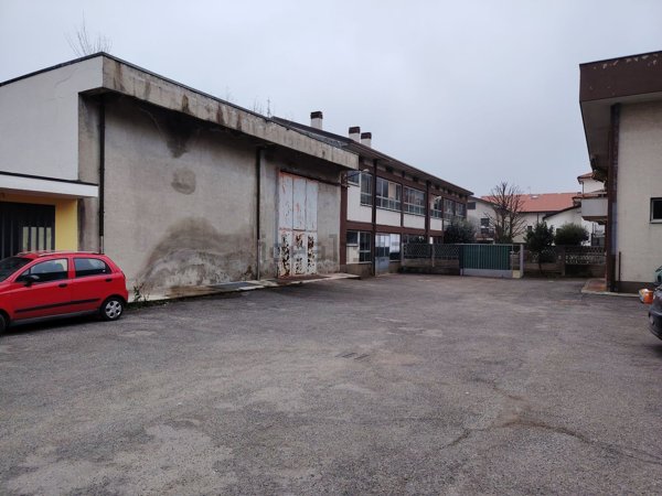 capannone in vendita a Turate