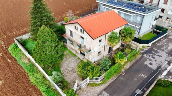 casa indipendente in vendita a Turate in zona Santa Maria