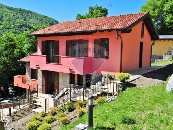 casa indipendente in vendita a Valbrona in zona Osigo
