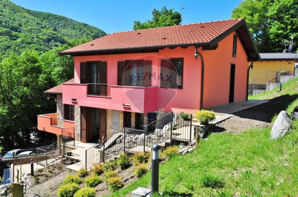 casa indipendente in vendita a Valbrona in zona Osigo