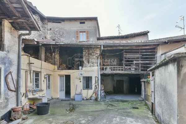 appartamento in vendita a Valbrona in zona Osigo