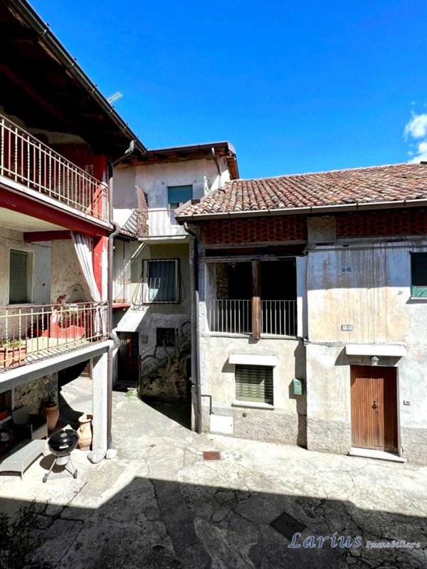 casa indipendente in vendita a Valbrona