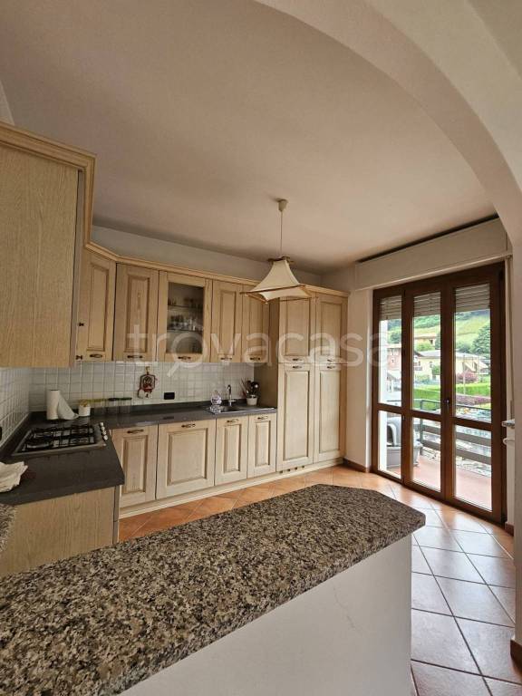 appartamento in vendita a Valbrona in zona Osigo
