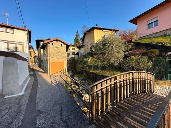 casa indipendente in vendita a Valbrona in zona Candalino