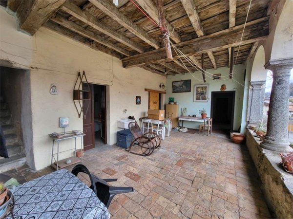 casa indipendente in vendita a Valbrona in zona Osigo