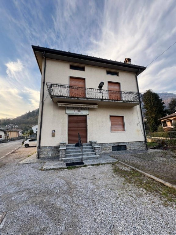 intera palazzina in vendita a Valbrona in zona Candalino