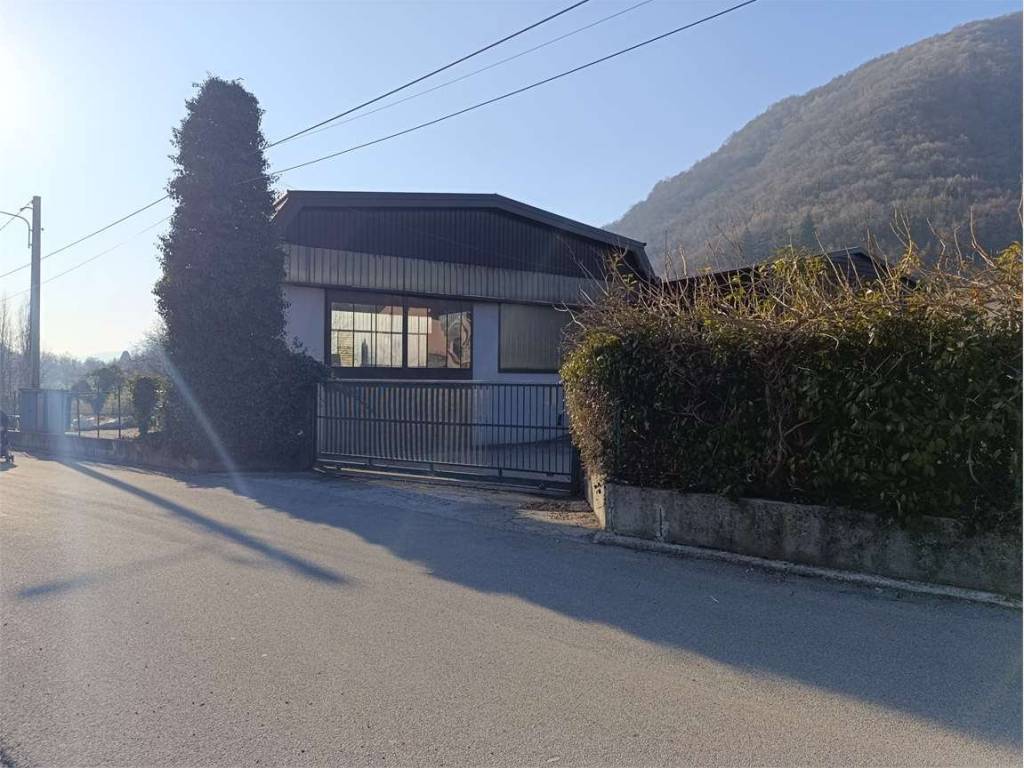 locale commerciale in vendita a Valbrona in zona Osigo