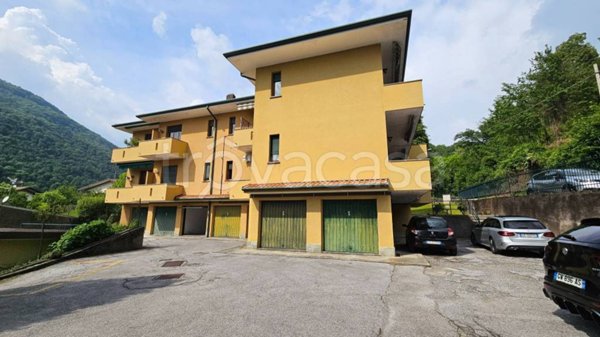 appartamento in vendita a Valbrona in zona Osigo