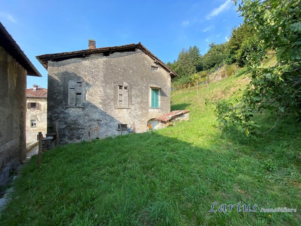 casa indipendente in vendita a Valbrona in zona Visino