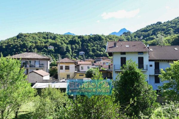 casa indipendente in vendita a Valbrona in zona Osigo