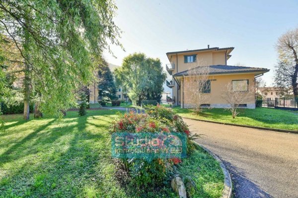 appartamento in vendita a Valbrona in zona Osigo