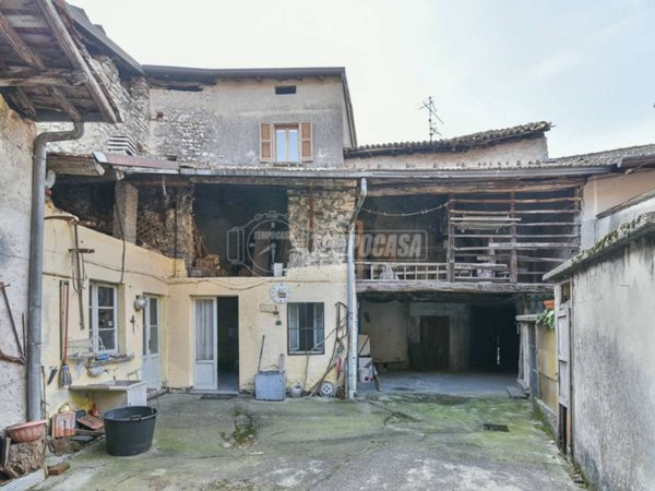 appartamento in vendita a Valbrona in zona Osigo