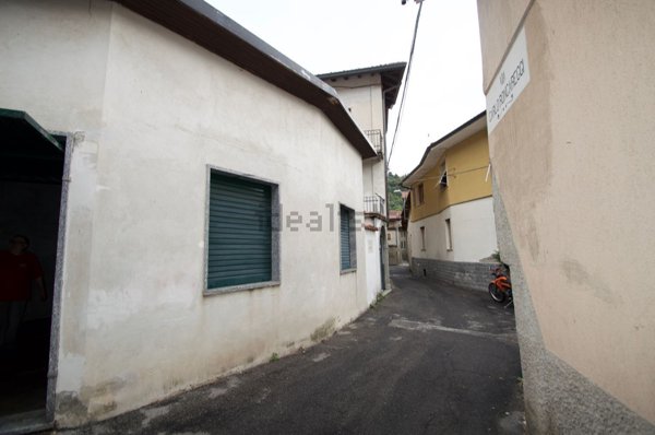 casa indipendente in vendita a Valbrona in zona Maisano