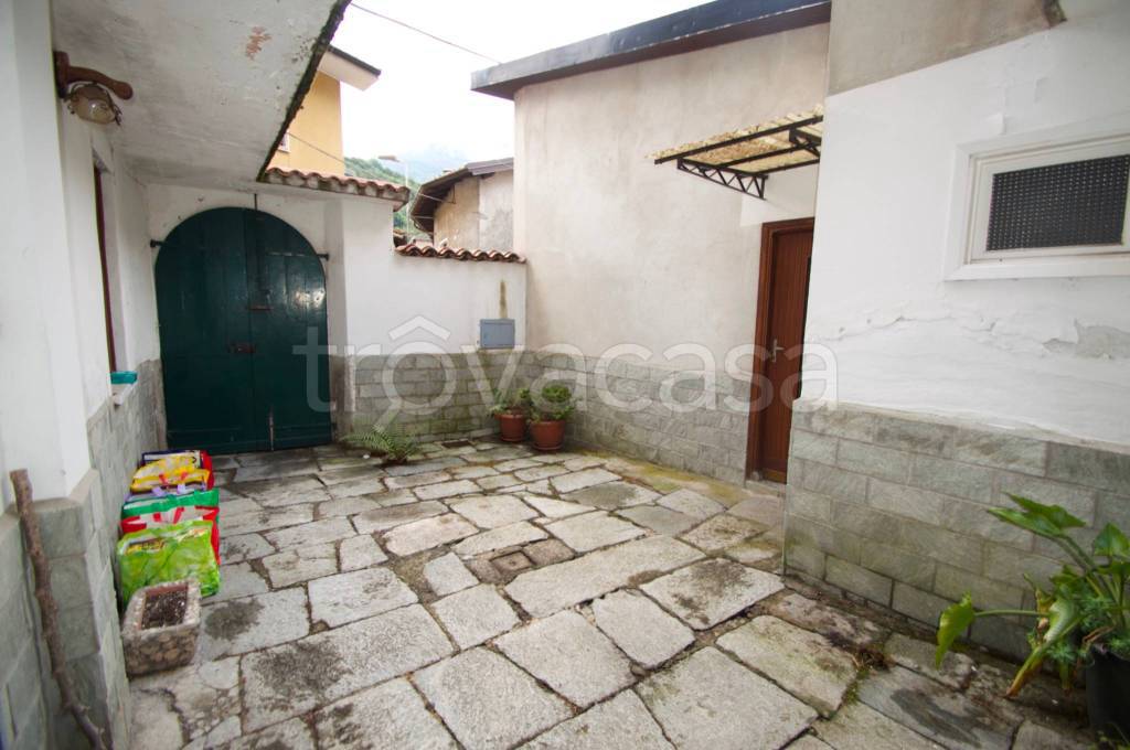 casa indipendente in vendita a Valbrona in zona Maisano
