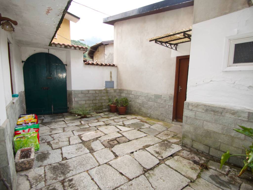 casa indipendente in vendita a Valbrona in zona Maisano