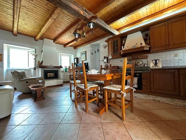 appartamento in vendita a Valbrona in zona Osigo