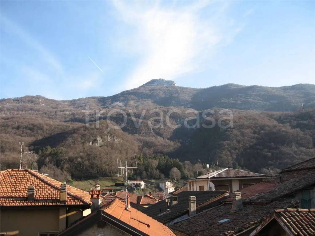 appartamento in vendita a Valbrona in zona Osigo
