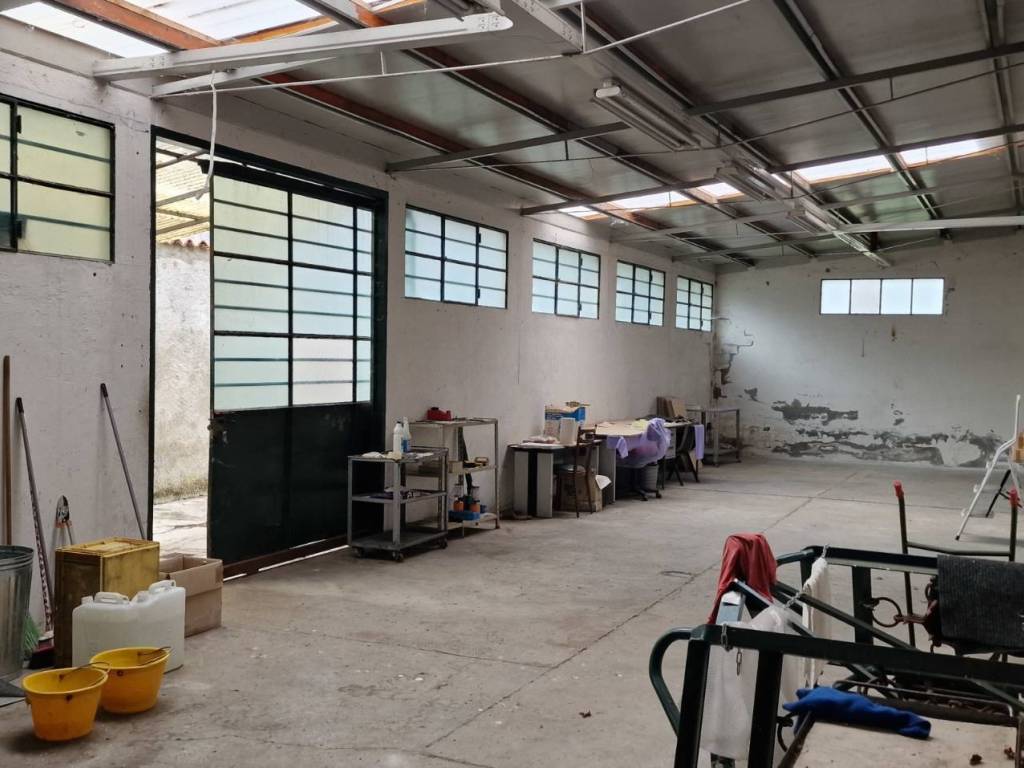 locale commerciale in vendita a Valbrona in zona Osigo