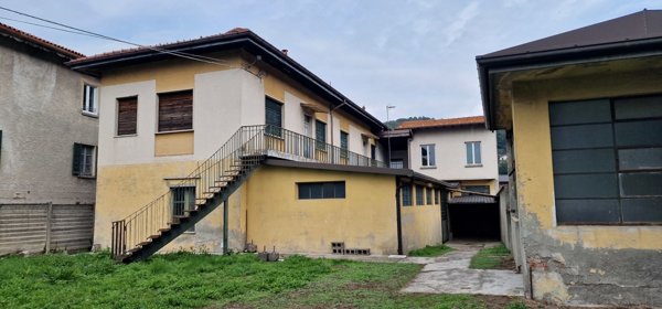 locale di sgombero in vendita a Valbrona in zona Candalino