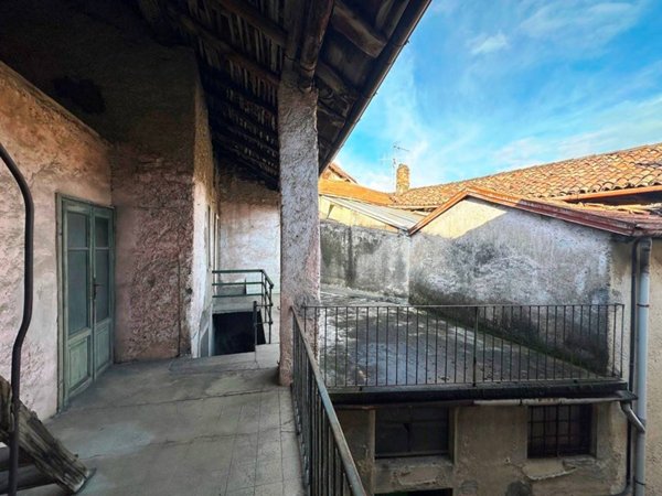 appartamento in vendita a Valbrona in zona Osigo