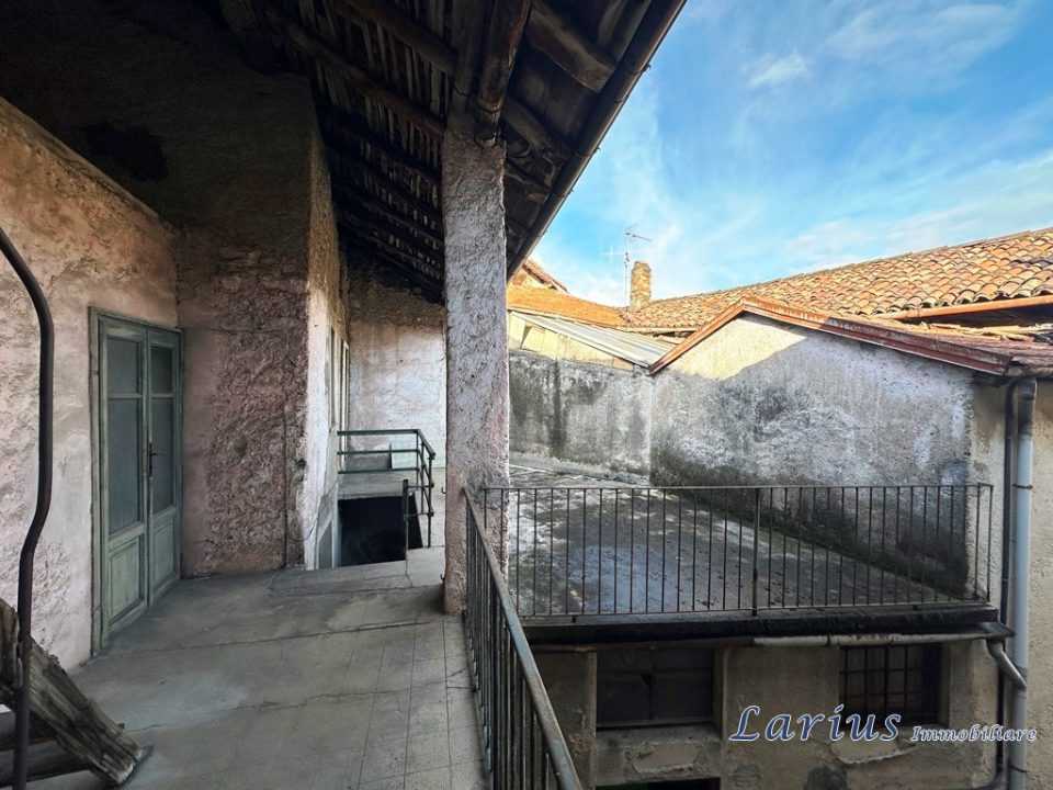casa indipendente in vendita a Valbrona in zona Osigo