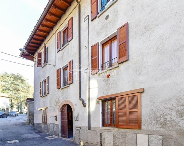 appartamento in vendita a Valbrona in zona Osigo