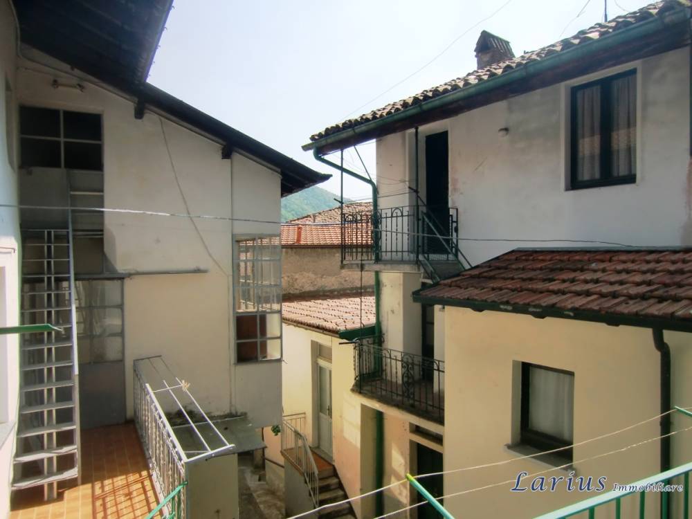 casa indipendente in vendita a Valbrona in zona Visino