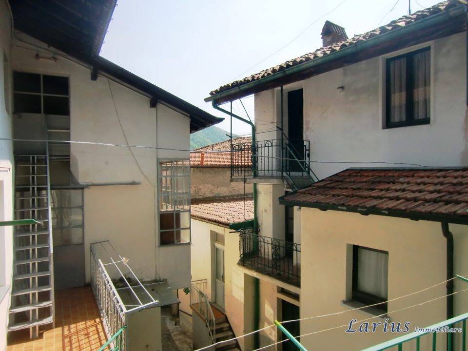 casa semindipendente in vendita a Valbrona in zona Visino