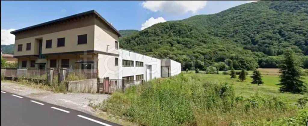 locale commerciale in vendita a Valbrona in zona Visino