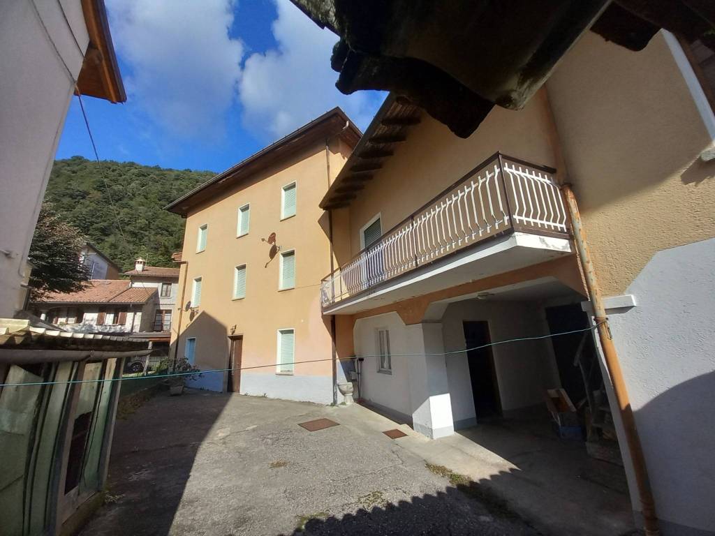 casa indipendente in vendita a Valbrona in zona Maisano