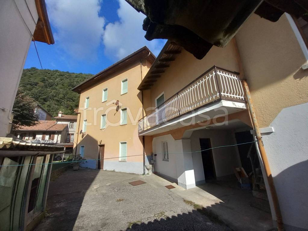 casa indipendente in vendita a Valbrona in zona Maisano