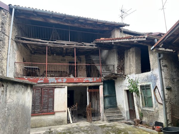 casale in vendita a Valbrona in zona Candalino