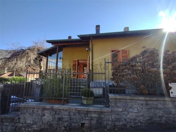 casa indipendente in vendita a Valbrona