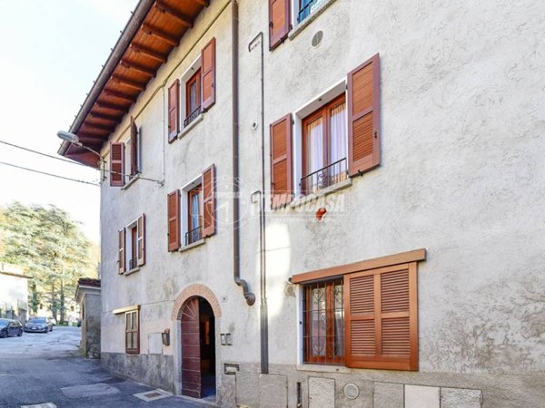 casa indipendente in vendita a Valbrona in zona Osigo