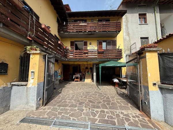 casa indipendente in vendita a Valbrona in zona Visino