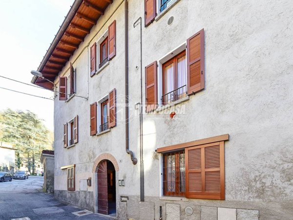 casa indipendente in vendita a Valbrona in zona Candalino
