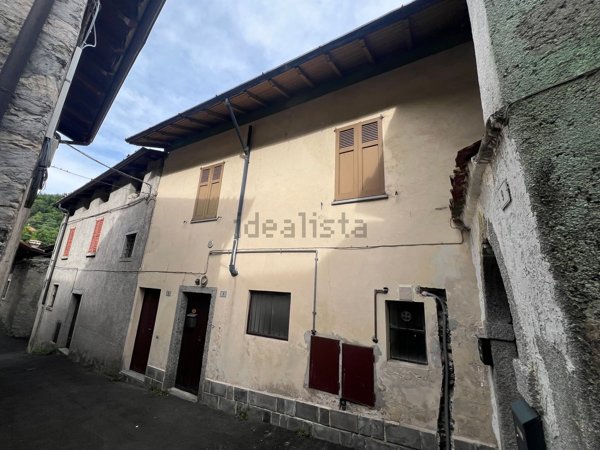 casa indipendente in vendita a Valbrona