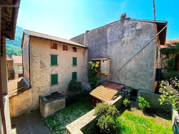 casa indipendente in vendita a Valbrona