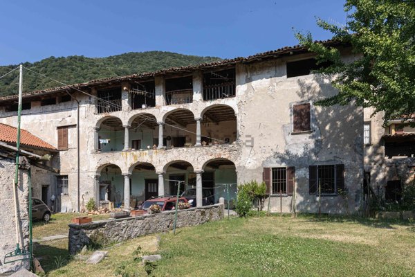 casa indipendente in vendita a Valbrona in zona Osigo